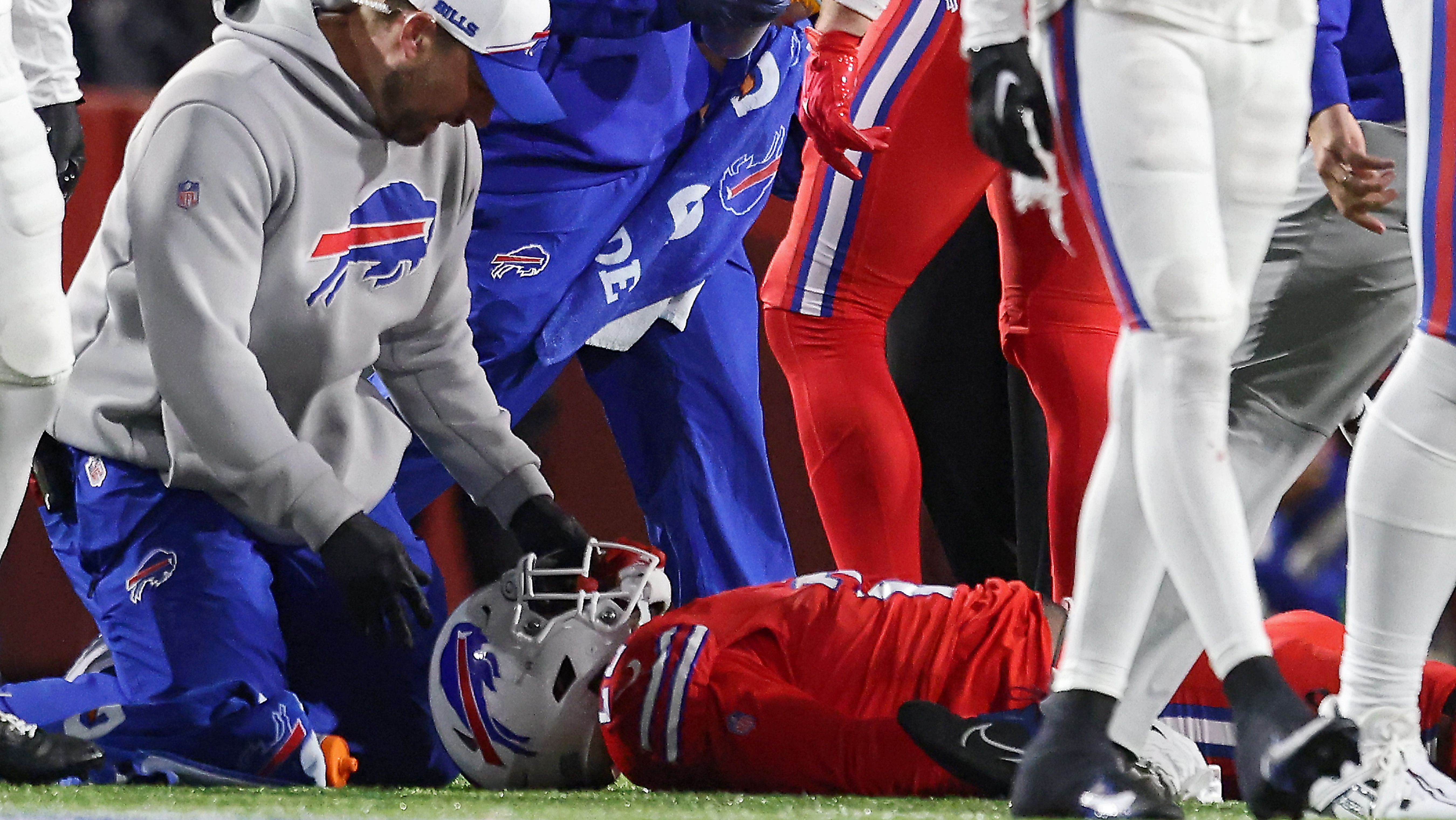 Damien Harris sofreu uma lesão no pescoço após um choque em jogo dos Bills contra os Giants