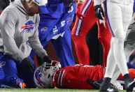 Jogador da NFL que lesionou pescoço recebe alta após deixar jogo de ambulância