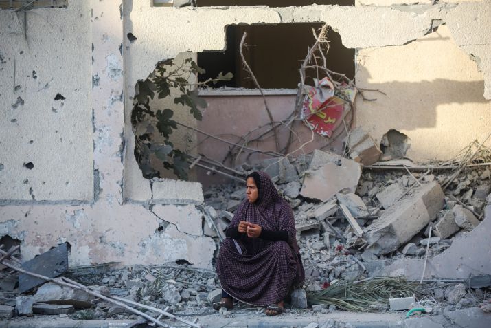 Palestina inspeciona sua casa destruída durante ataques israelenses no sul da Faixa de Gaza em Khan Yunis / Ahmad Hasaballah/Getty Images