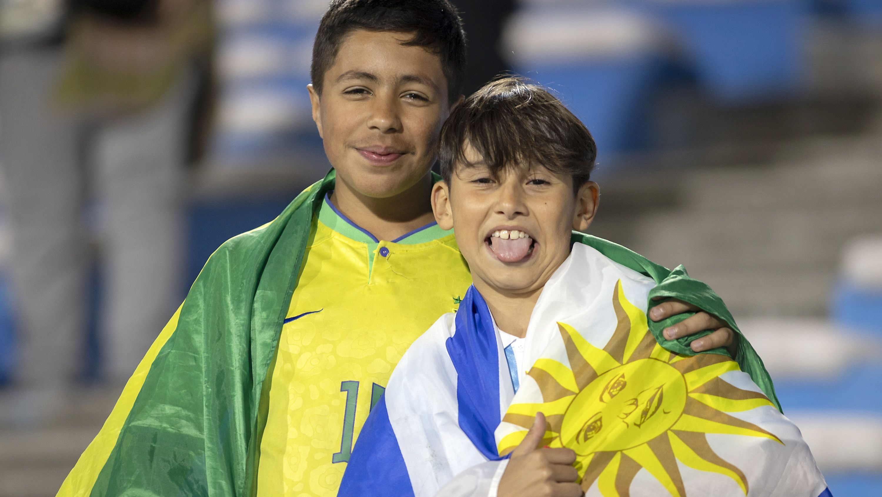 Torcedores mirins de Brasil e Uruguai no Estádio Centenário, antes do jogo