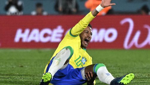 Neymar faz expressão de dor após sofrer grave lesão contra o Uruguai