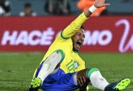 Neymar deixa estádio de muleta, e médico da Seleção comenta lesão; veja