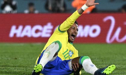 Neymar faz expressão de dor após sofrer grave lesão contra o Uruguai