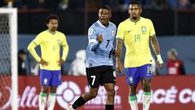 De La Cruz comemora o segundo gol do Uruguai sobre o Brasil