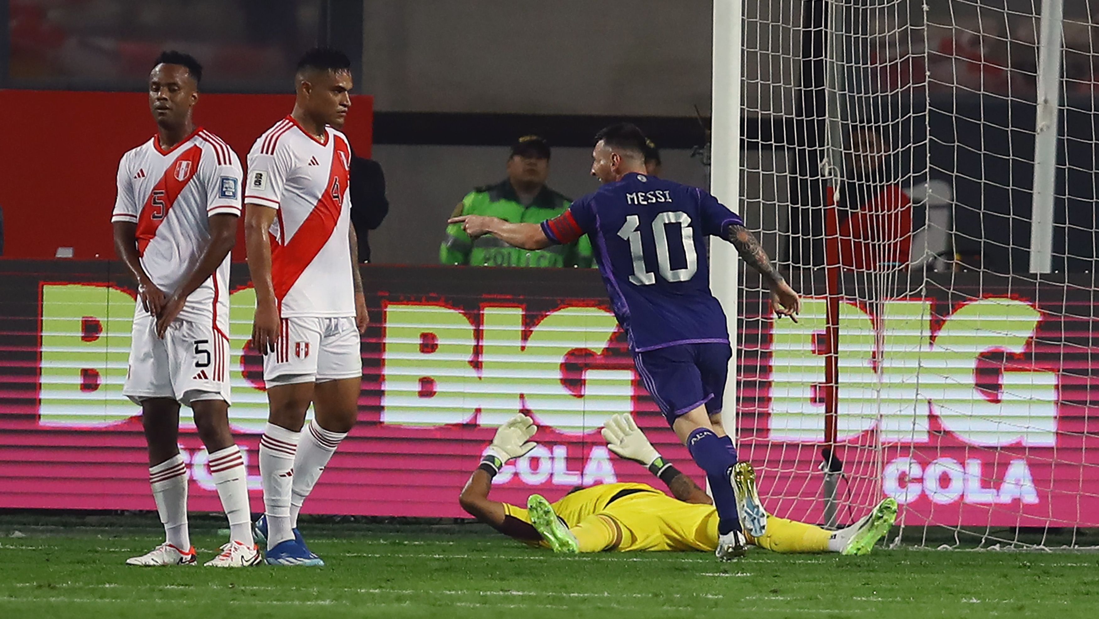 Lionel Messi celebra gol na vitória da Argentina sobre o Peru