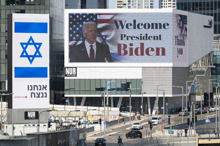 Outdoor digital dá as boas-vindas ao presidente dos EUA, Joe Biden, em Israel em 18 de outubro de 2023 em Tel Aviv, Israel / Leon Neal/Getty Images