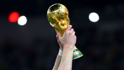 Andre Schuerrle levanta o troféu da Copa do Mundo em 2014