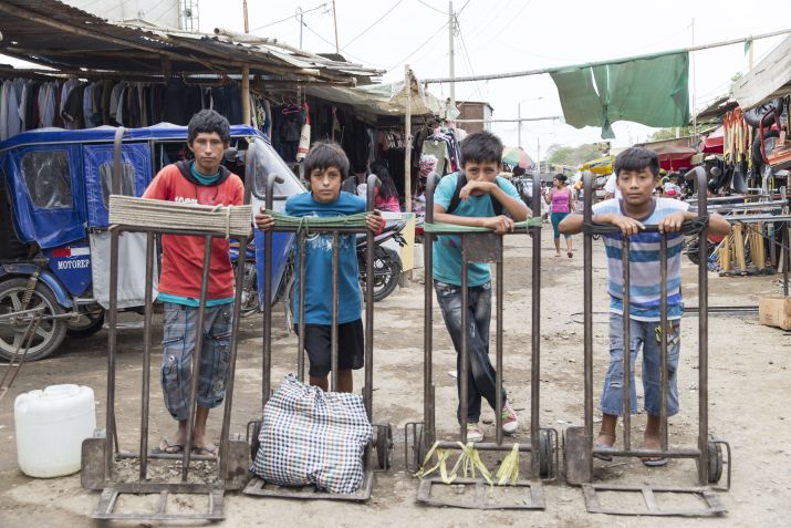 Crianças em trabalho informal como carregadoras posam para foto em feira na cidade peruana de Piura, atingida por onda de delinquênciae / Christian Ender/Getty Images