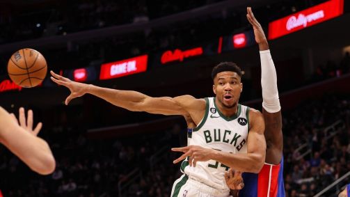 Giannis Antetokounmpo em ação pelo Milwaukee Bucks