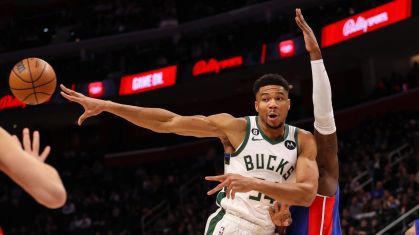 Giannis Antetokounmpo em ação pelo Milwaukee Bucks