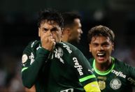Palmeiras bate o Coritiba e alivia crise antes de clássico no Campeonato Brasileiro
