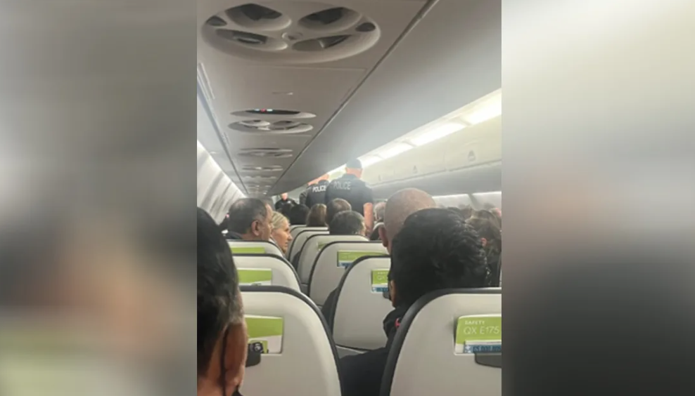 Foto tirada pela passageira Aubrey Gavello mostra a polícia no voo 2059, após o pouso da aeronave em Portland, Oregon, no domingo (22)