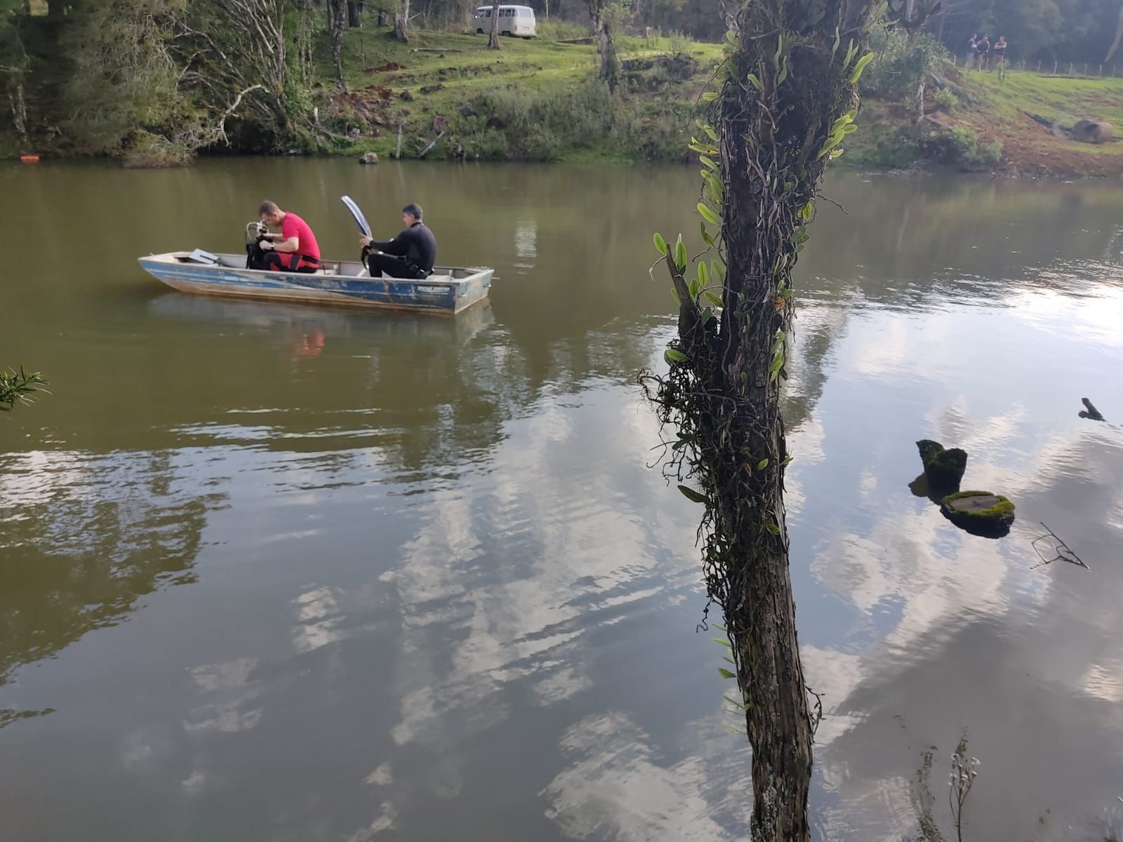 Três pessoas morrem afogadas após bote virar em represa no Paraná / Reprodução