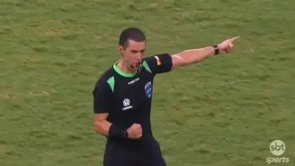 Andrés Rojas, árbitro colombiano de Fortaleza x Corinthians, comemorou o fim da partida