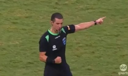 Andrés Rojas, árbitro colombiano de Fortaleza x Corinthians, comemorou o fim da partida