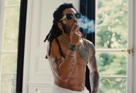 Lenny Kravitz lança novo clipe no qual aparece completamente pelado; assista
