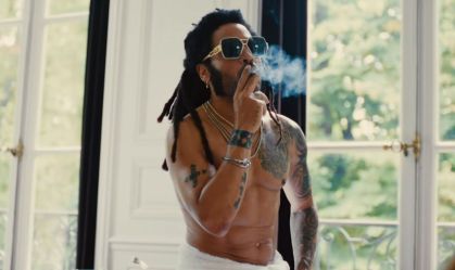 Lenny Kravitz lança novo clipe no qual aparece completamente pelado; assista