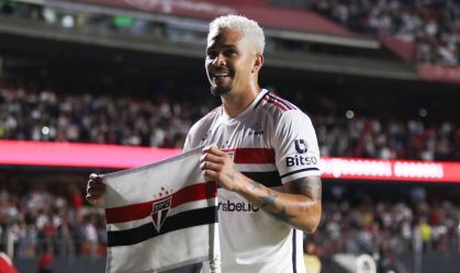 Luciano comemora o terceiro gol do São Paulo na vitória sobre o Grêmio