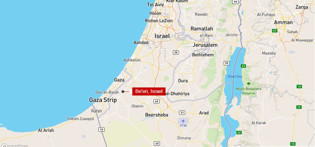 Mapa destaque Be’eri, que fica a apenas cinco quilômetros da fronteira oriental de Gaza / Mapbox