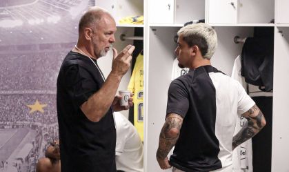 Mano Menezes conversa com Fagner no vestiário do Castelão, em Fortaleza