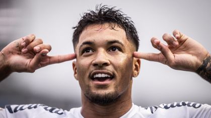 Marcos Leonardo comemora um dos gols na vitória do Santos sobre o Vasco, pelo Brasileiro