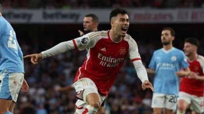 Gabriel Martinelli comemorando gol pelo Arsenal