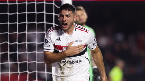Michel Araújo comemora o primeiro gol do São Paulo na vitória sobre o Grêmio, no Morumbi