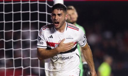 Michel Araújo comemora o primeiro gol do São Paulo na vitória sobre o Grêmio, no Morumbi