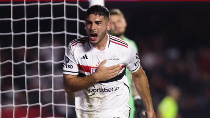 Michel Araújo comemora o primeiro gol do São Paulo na vitória sobre o Grêmio, no Morumbi