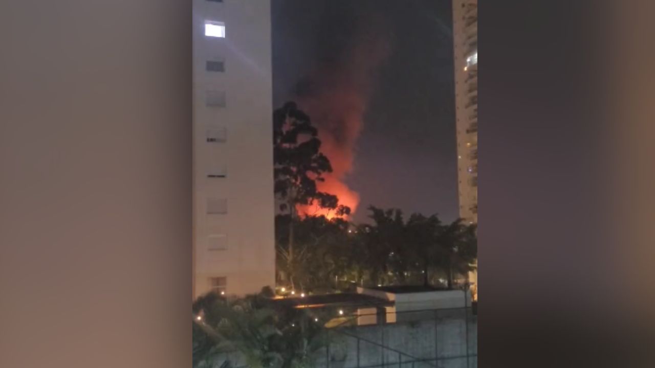 Galpão e ateliê de Vic Meireles ficou destruído em incêndio na zona oeste de São Paulo nesta sexta-feira (6)