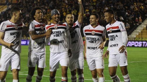 Guilherme Madruga comemora golaço com companheiros