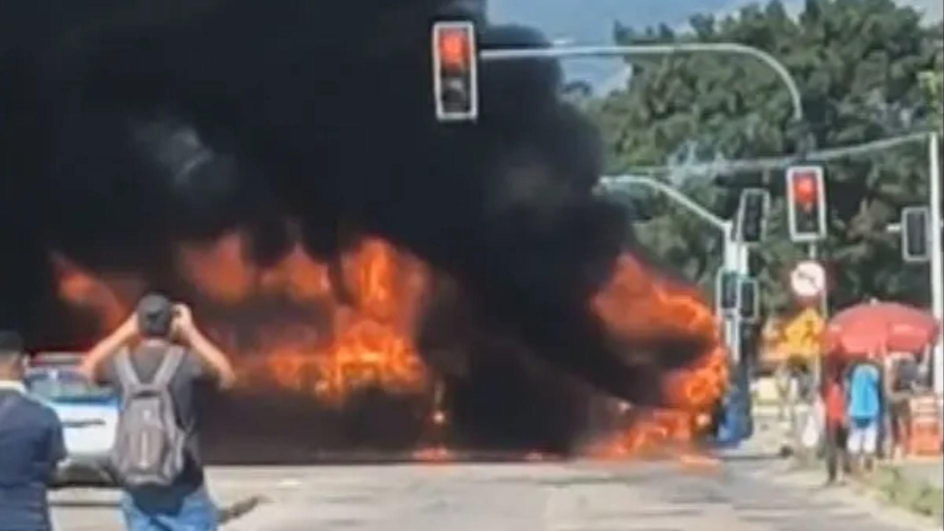 Ônibus foram incendiados por criminosos na zona oeste do Rio de Janeiro