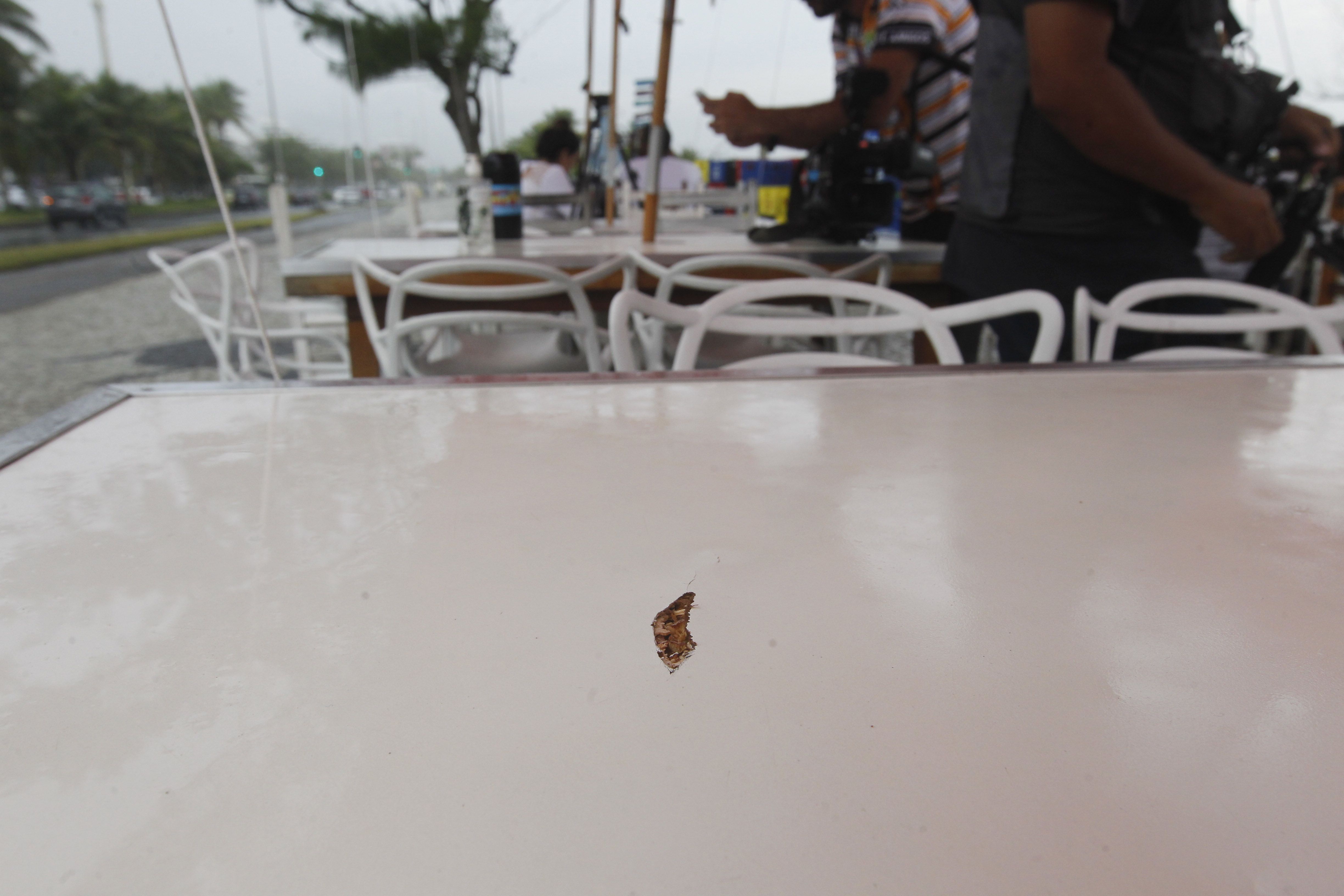 Marca de tiro em quiosque onde os médicos foram mortos na Barra da Tijuca, no Rio de Janeiro
