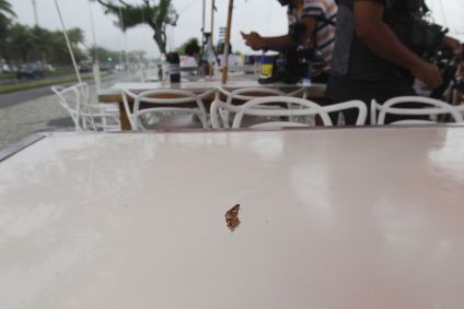 Marca de tiro em quiosque onde os médicos foram mortos na Barra da Tijuca, no Rio de Janeiro