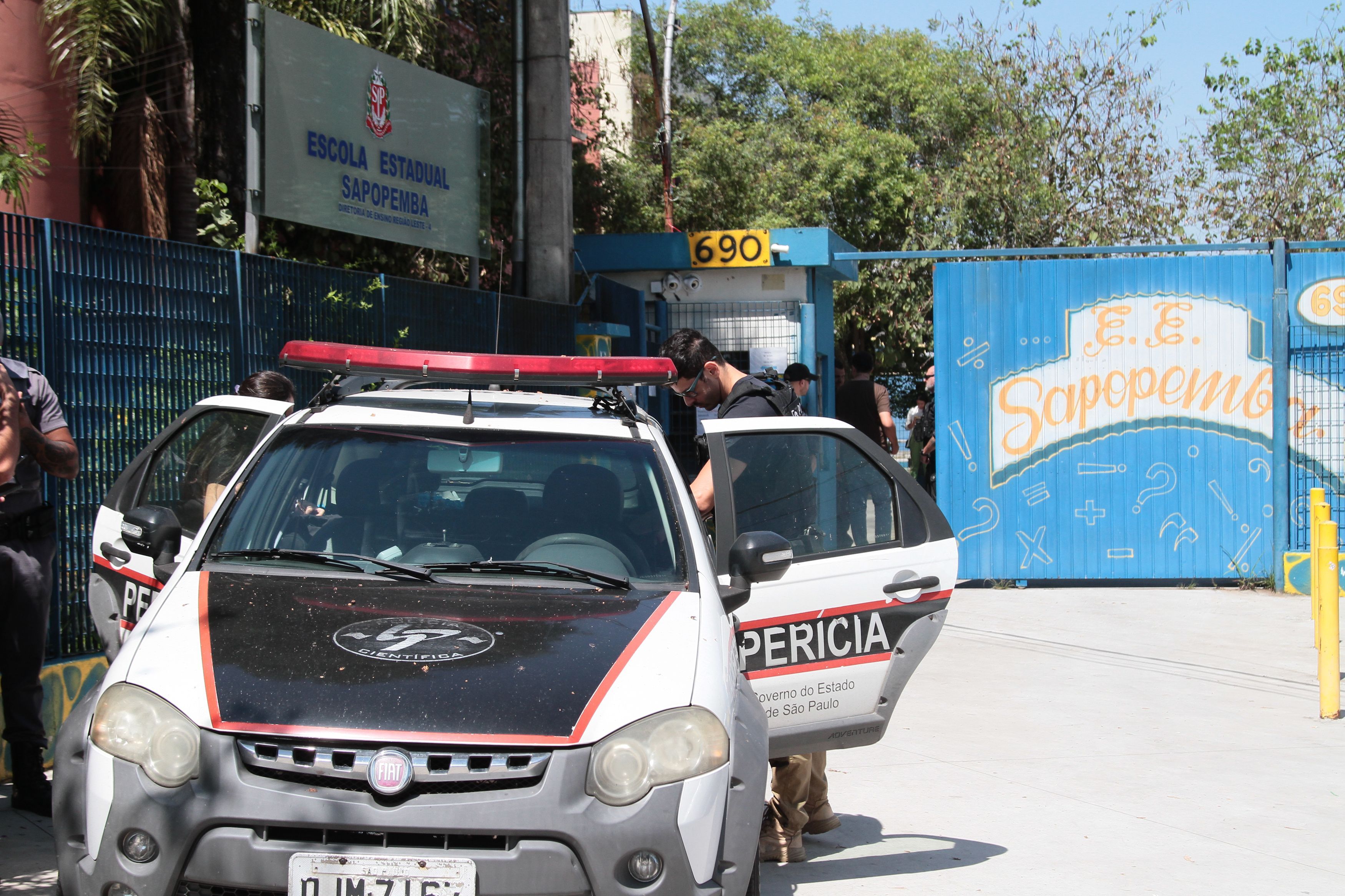 Movimentação da Polícia Científica em frente à Escola Estadual Sapopemba, na zona leste de São Paulo, após a ocorrência de ataque com arma de fogo