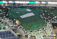 Torcida do Palmeiras cobre patrocínio da Crefisa em protesto contra Leila Pereira