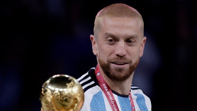 Papu Gómez "namorando" a taça do Mundial da Argentina • Twitter/Fifa