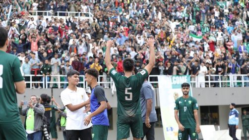 Seleção do Paquistão comemora vitória sobre o Camboja nas Eliminatórias