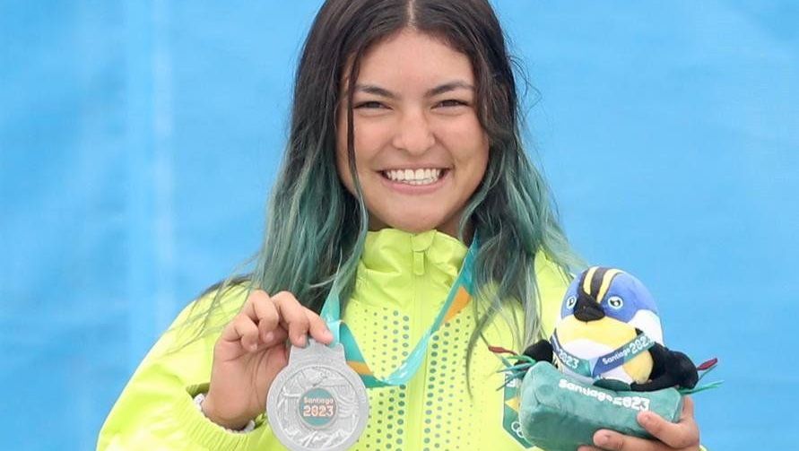 Raycca Ventura com a medalha de prata do Pan de Santiago
