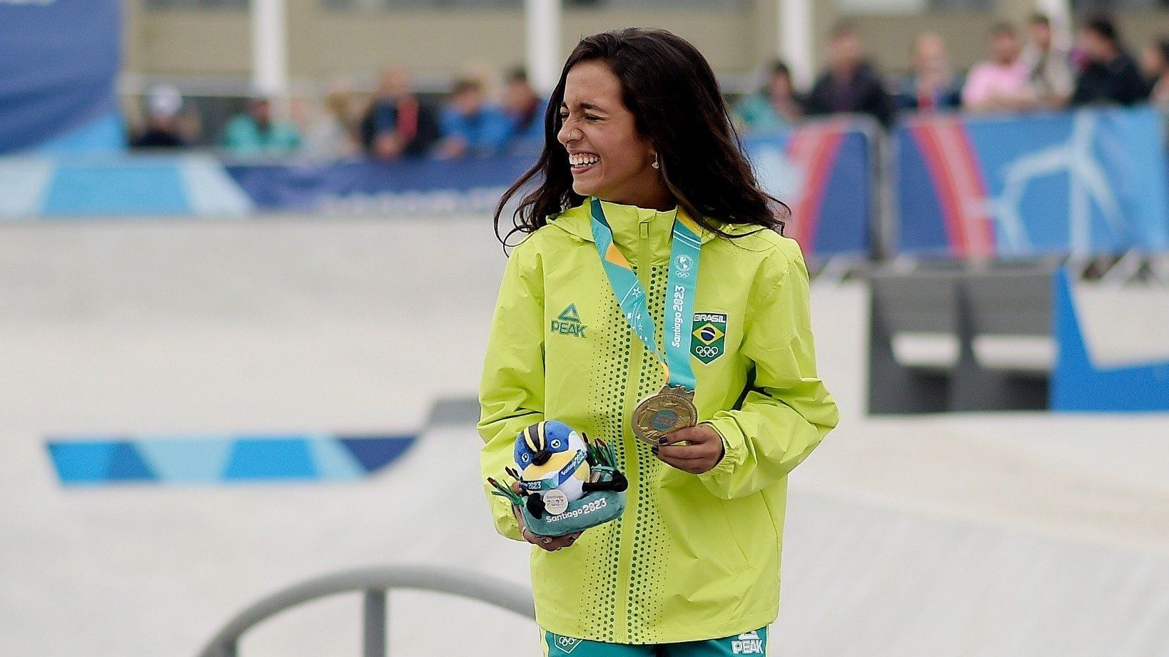 Rayssa Leal com a medalha de outo dos