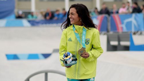 Rayssa Leal com a medalha de outo dos