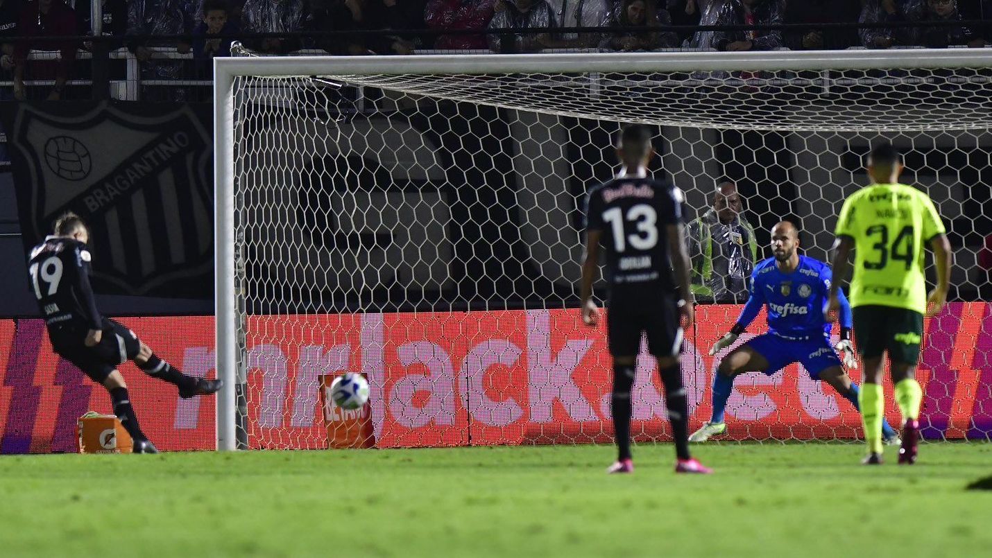 Eduardo Sasha converte a penalidade no duelo contra o Palmeiras, pelo Brasileiro
