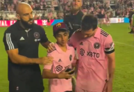 Segurança de Messi “barra” criança, mas deixa ela tirar foto com o craque; veja vídeo