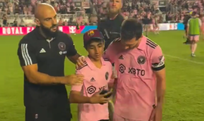 Segurança do Messi deixou que garoto tirasse foto com o argentino