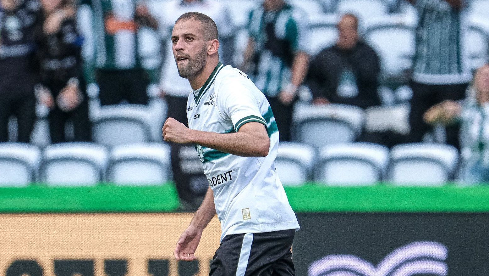 Slimani celebra gol na vitória do Coritiba sobre o Athletico-PR
