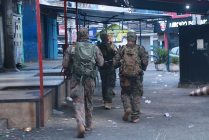 Integrantes das polícias Civil e Militar do Rio de Janeiro deflagram nesta segunda-feira (9), uma operação em resposta à morte dos três médicos ocorrida na semana passada.
