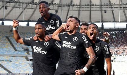 Tiquinho comemora gol do Botafogo com os companheiros