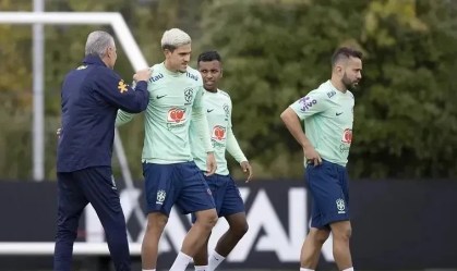 Tite em treino da Seleção Brasileira com Everton Ribeiro, Pedro e Rodrygo