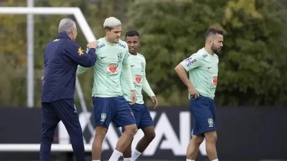 Tite em treino da Seleção Brasileira com Everton Ribeiro, Pedro e Rodrygo