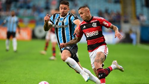 Everton Cebolinha e João Pedro disputam bola na Arena do Grêmio